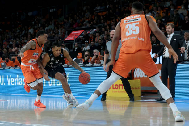 都保持着惊 都保持着惊